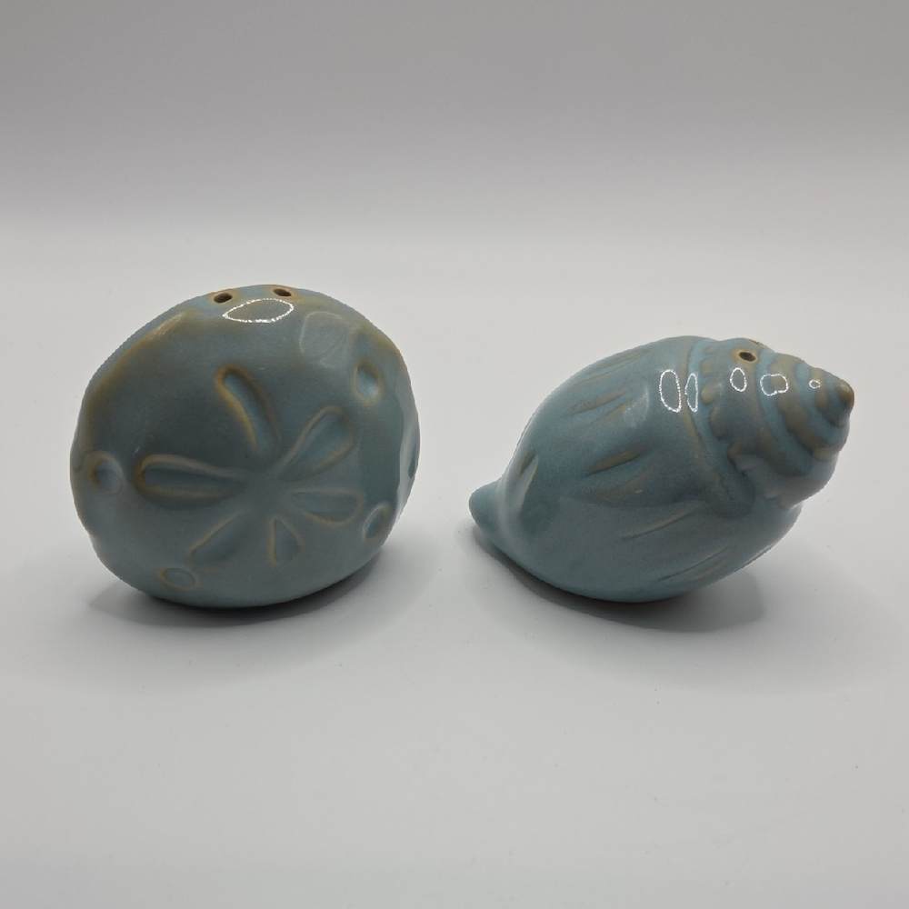 Salt And Pepper Shakers. Seashells Blue